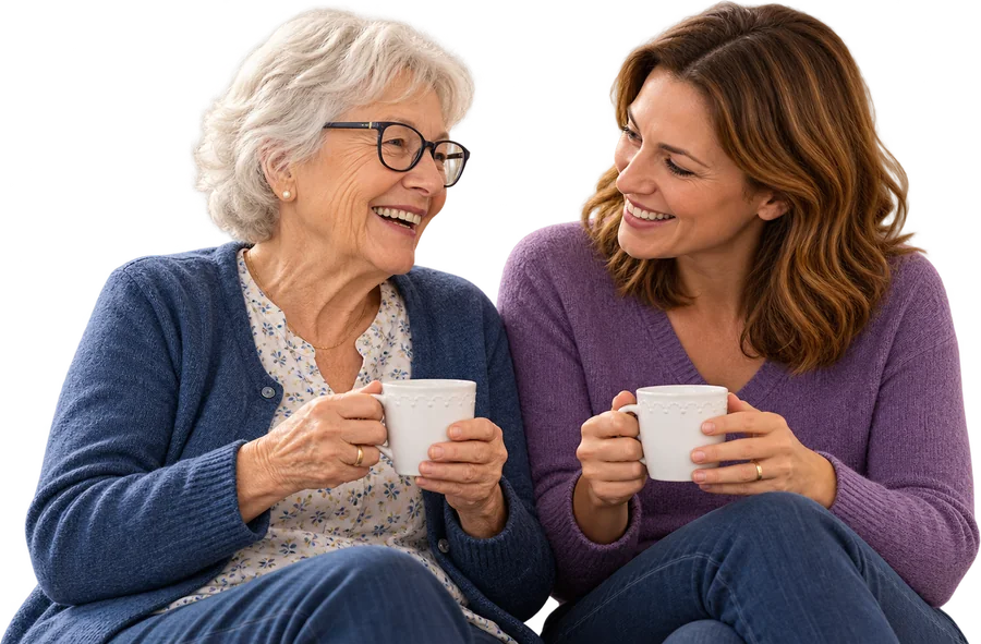 Eine ältere Dame und eine Freundin lachen bei einer Tasse Tee