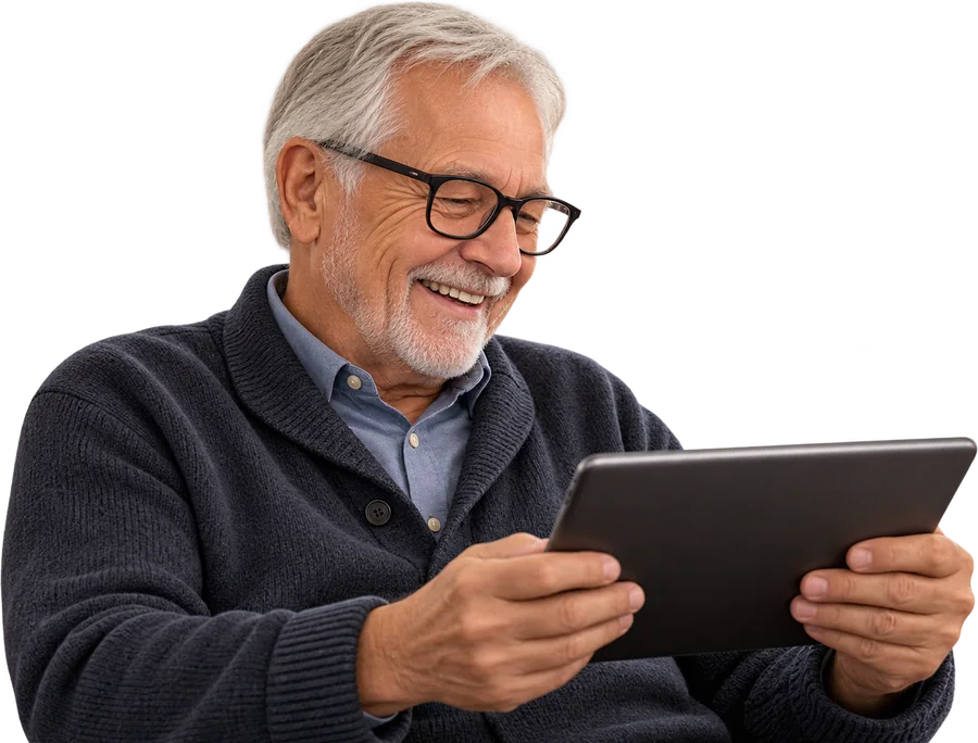Ein lächelnder älterer Mann mit einem Tablet in den Händen