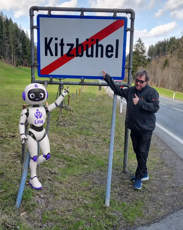 Herbert Stock am Rand einer Bergstrasse, an der Seite von Lina, dem Maskottchen von Présence+
